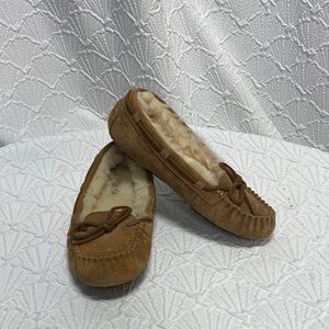 UGG size 5‎ Tan Moccasins with Bow Detail Sherpa lining cozy warm casual winter